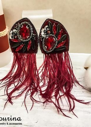 Комплект украшений, брошь и серьги с кристаллами и страусиными перьями.