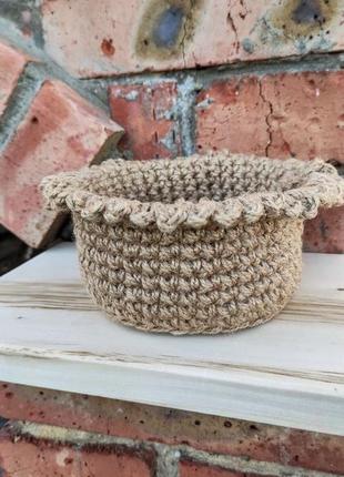 Маленькая вязаная корзинка. круглая плетёная корзинка .