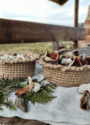 Маленькая вязаная корзинка. круглая плетёная корзинка .