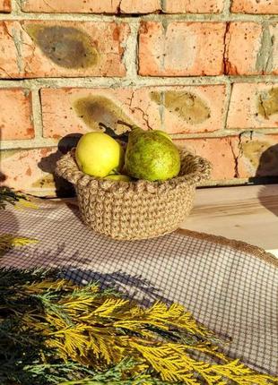 Маленькая вязаная корзинка. круглая плетёная корзинка .