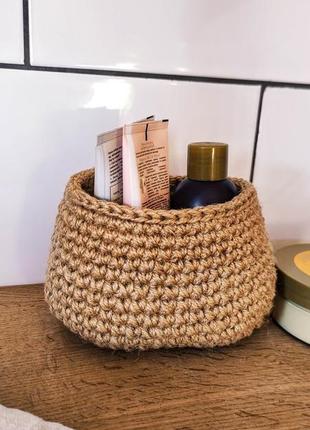 Маленькая плетеная корзинка. овальная корзина из джута.