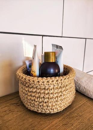 Плетене кашпо. кругла плетена корзинка. кошик з джуту.