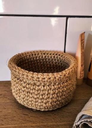Плетёное кашпо. круглая вязаная корзинка. корзина из джута.