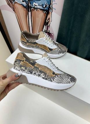 Кроссовки из натуральной кожи с тиснением под змею