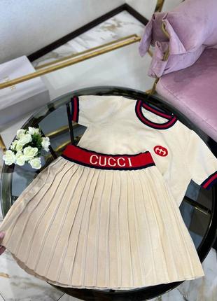 Бежевый костюм gucci