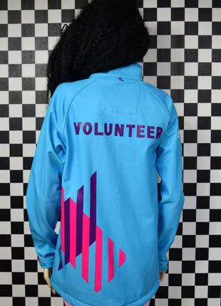 Курточка легкая тёплая голубая с надписью волонт3 фото