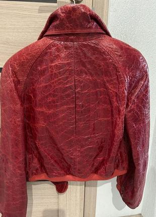 Куртка из мягкой кожи красного цвета2 фото