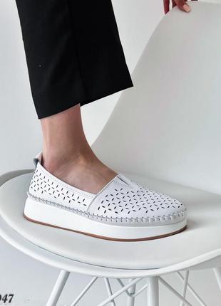 Білі жіночі мокасини туфлі сліпони з наскрізною перфорацією на потовщенній підошві з натуральної шкіри шкіряні мокасини
