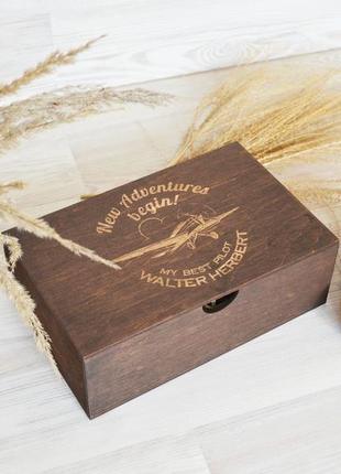 Дерев'яна коричнева коробка спогадів подорожі подарунок чоловікові giftbox memorybox1 фото