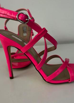 Яркие розовые босоножки на каблуке2 фото