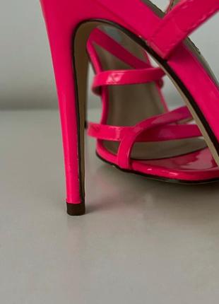 Яркие розовые босоножки на каблуке4 фото