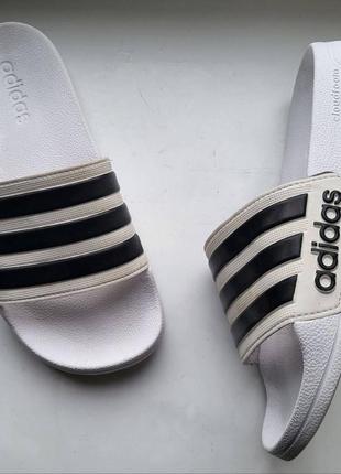 Оригінальні шльопки нової моделі 

adidas