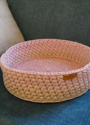 Розовая лежанка для кота или небольшой собаки. вязанное лукошко
