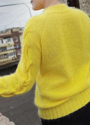Яркий и шикарный свитер на весну из нежнейшей ангоры с косами на рукавах10 фото