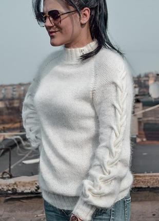 Білосніжний пухнастик basic_sweater_скосами з найніжнішої і мягусенькой angora 50%