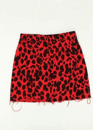 Крутая короткая джинсовая юбка с высокой посадкой в леопардовый принт красный леопард3 фото