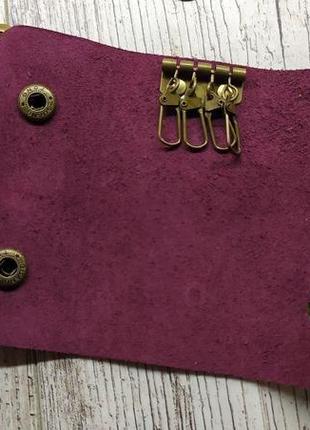 Ключница кожаная на 4 карабина. цвет фиолетовый. мастерская "vipu"2 фото