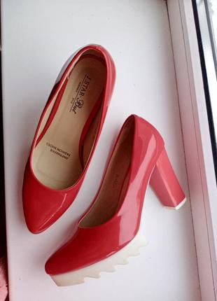 Червоні туфлі на стійкому каблуці1 фото
