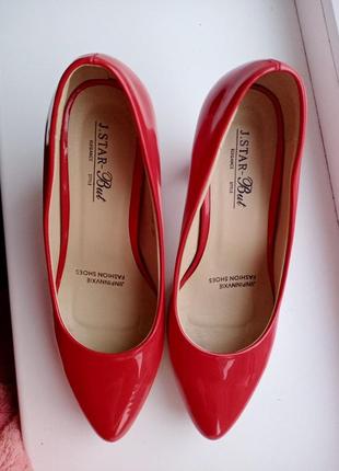 Червоні туфлі на стійкому каблуці3 фото