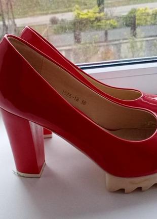 Червоні туфлі на стійкому каблуці4 фото