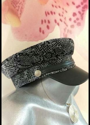 Трендовая кепи. кепка с кожаным козырьком. капитанка. фуражка.