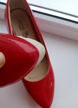 Червоні туфлі на стійкому каблуці8 фото