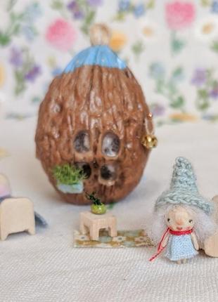 Мініатюрна лялечка з дерева в будиночку з горіха