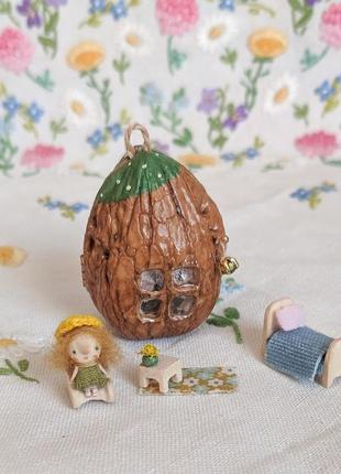 Миниатюрная куколка из дерева в домике из ореха3 фото