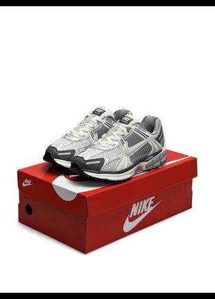 Жіночі кросівки nike vomero 5 wmns gray silver1 фото