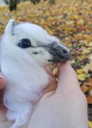 Валяне брошка з вовни білосніжна кінь4 фото