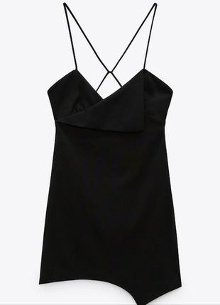 Черное мини платье с тонкими перекрестными бретелями на спине5 фото