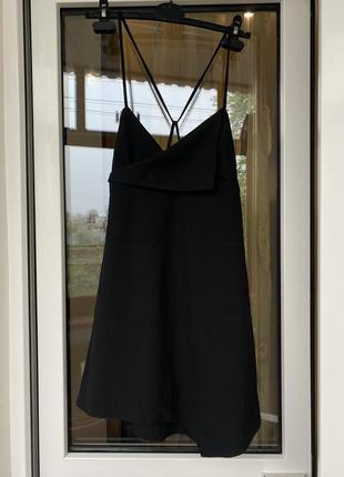 Черное мини платье с тонкими перекрестными бретелями на спине7 фото