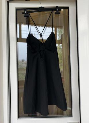 Черное мини платье с тонкими перекрестными бретелями на спине8 фото