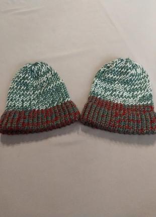 Набор две вязаные шапочки для близнецов