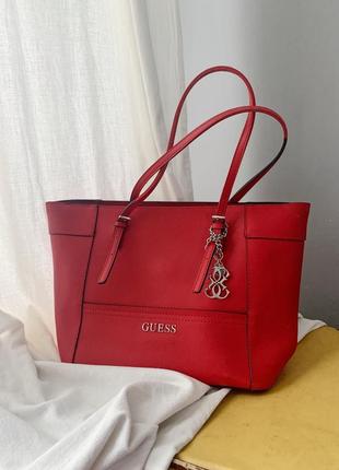 Вместительная и яркая сумка guess