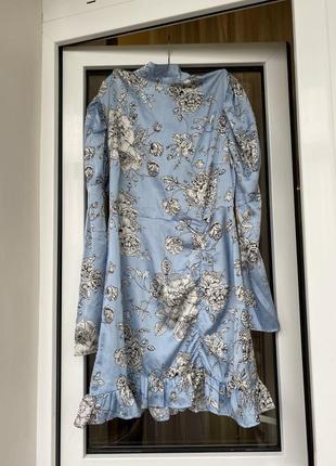 Ніжна атласна сукня в квітковий принт з воланами і довгим рукавом4 фото