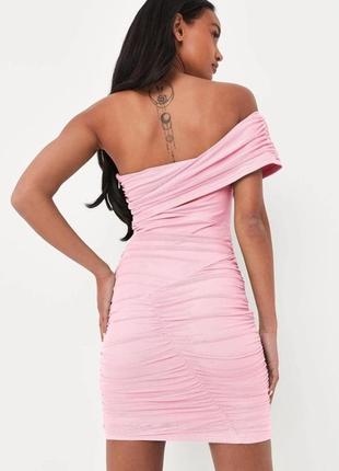 Сетчатое розовое мини-платье с открытыми плечами сборками и швами4 фото
