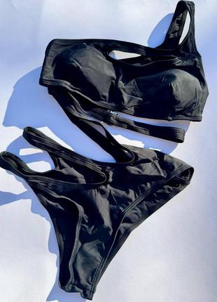 Слитный женский черный купальник с разрезами на талии4 фото