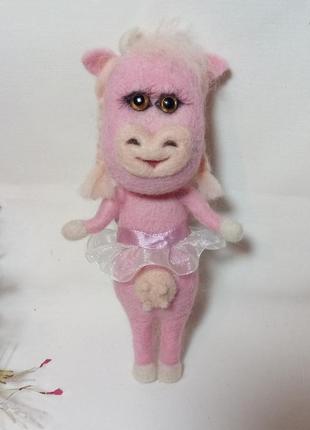 Рожева корівка з вовни