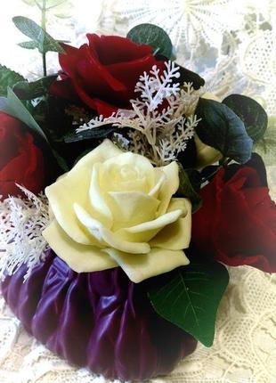Букет из красных и белых роз в керамическом кашпо "сумочка"3 фото