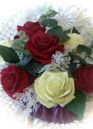 Букет из красных и белых роз в керамическом кашпо "сумочка"2 фото