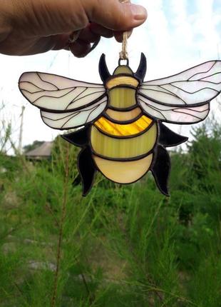Витражная подвеска на окно «большая пчёлка с перламутровыми крылышками»4 фото