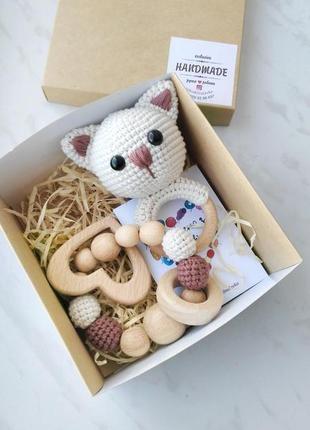 Подарунковий набір для новонародженого малюка з брязкальцем кішкою і дерев'яним прорізувачем2 фото