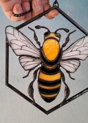Декоративний вітраж - бджола на соте