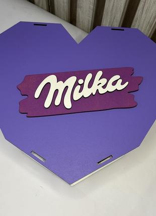 Подарочный бокс milka в деревянной коробке в форме сердца на день рождения2 фото