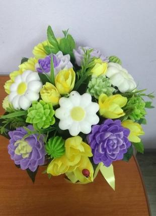 Капелюшна коробка з мильних квітів лілія2 фото
