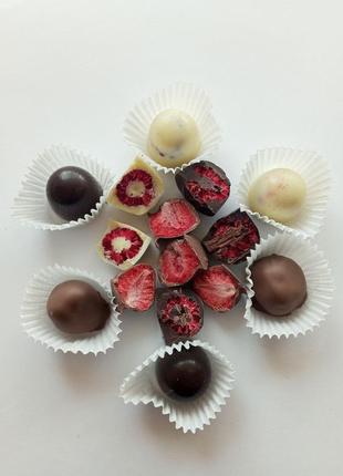 Сублимированные ягоды в шоколаде,набор клубника в шоколаде и малина в белом и темном шоколаде 20 шт2 фото