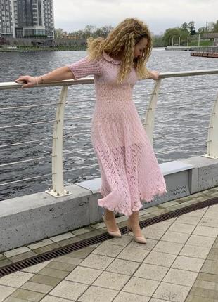 Платье вечернее с открытыми плечами свадебное в пол длинное вязаное розовое2 фото