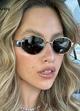 Трендові овальні сонцезахисні окуляри в срібній оправі Soft celine
