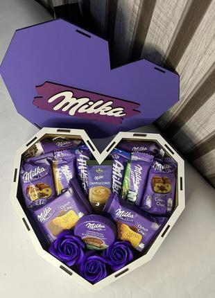 Подарочный бокс milka в деревянной коробке в форме сердца с сладостями и мыльными розами на день рождения2 фото